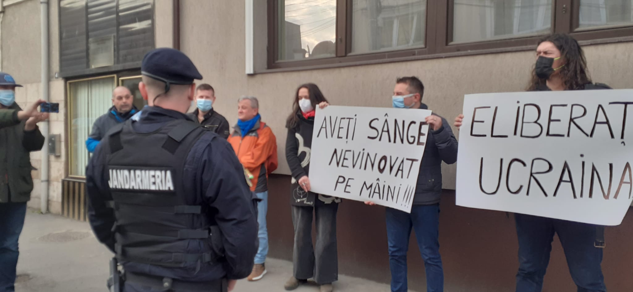 CONSTANŢA: Protest în faţa Consulatului Federaţiei Ruse – „Eliberaţi Ucraina!“