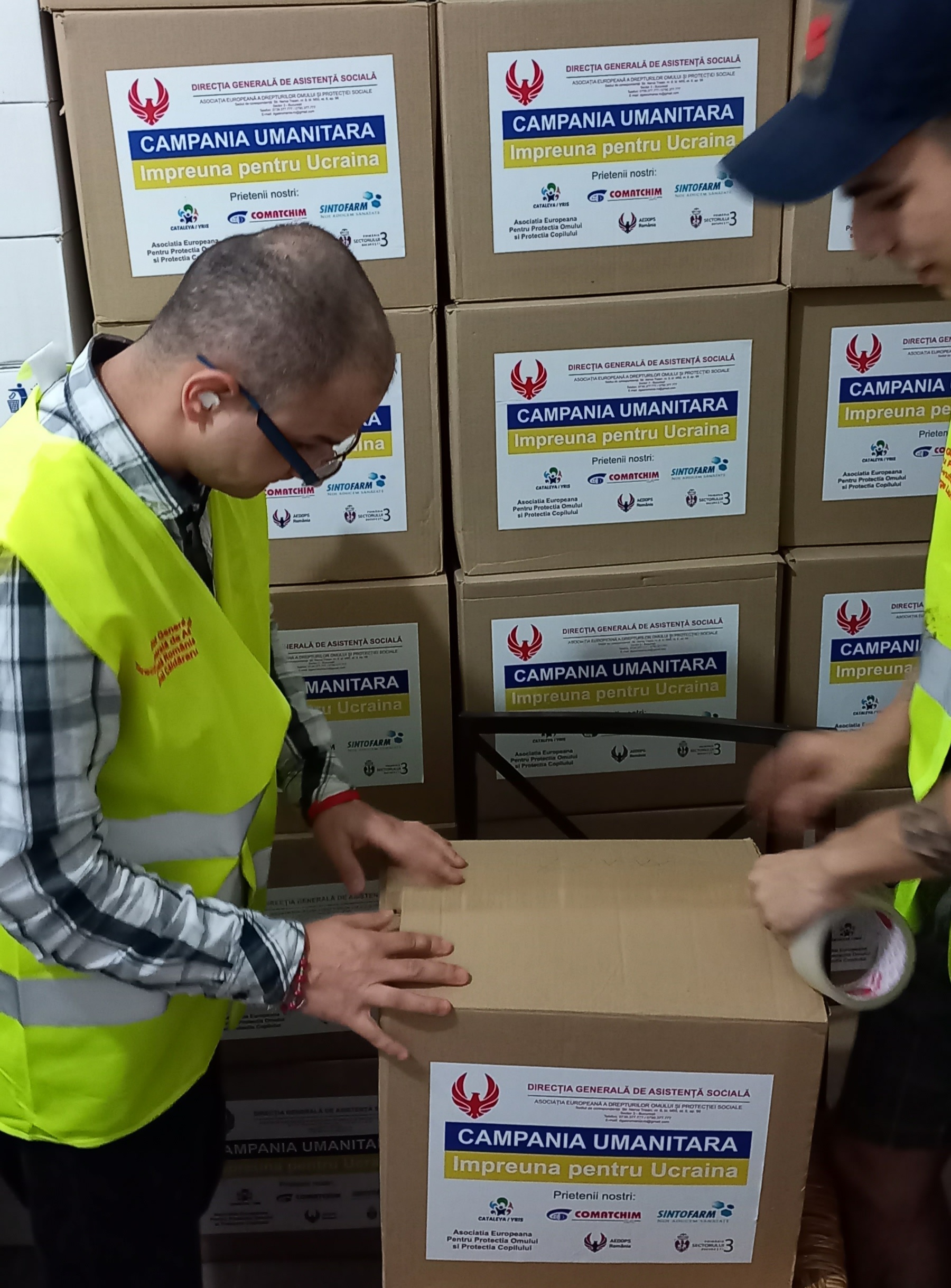 130 de cutii pline cu ajutoare au ajuns la Vama Isaccea prin Crucea Roşie