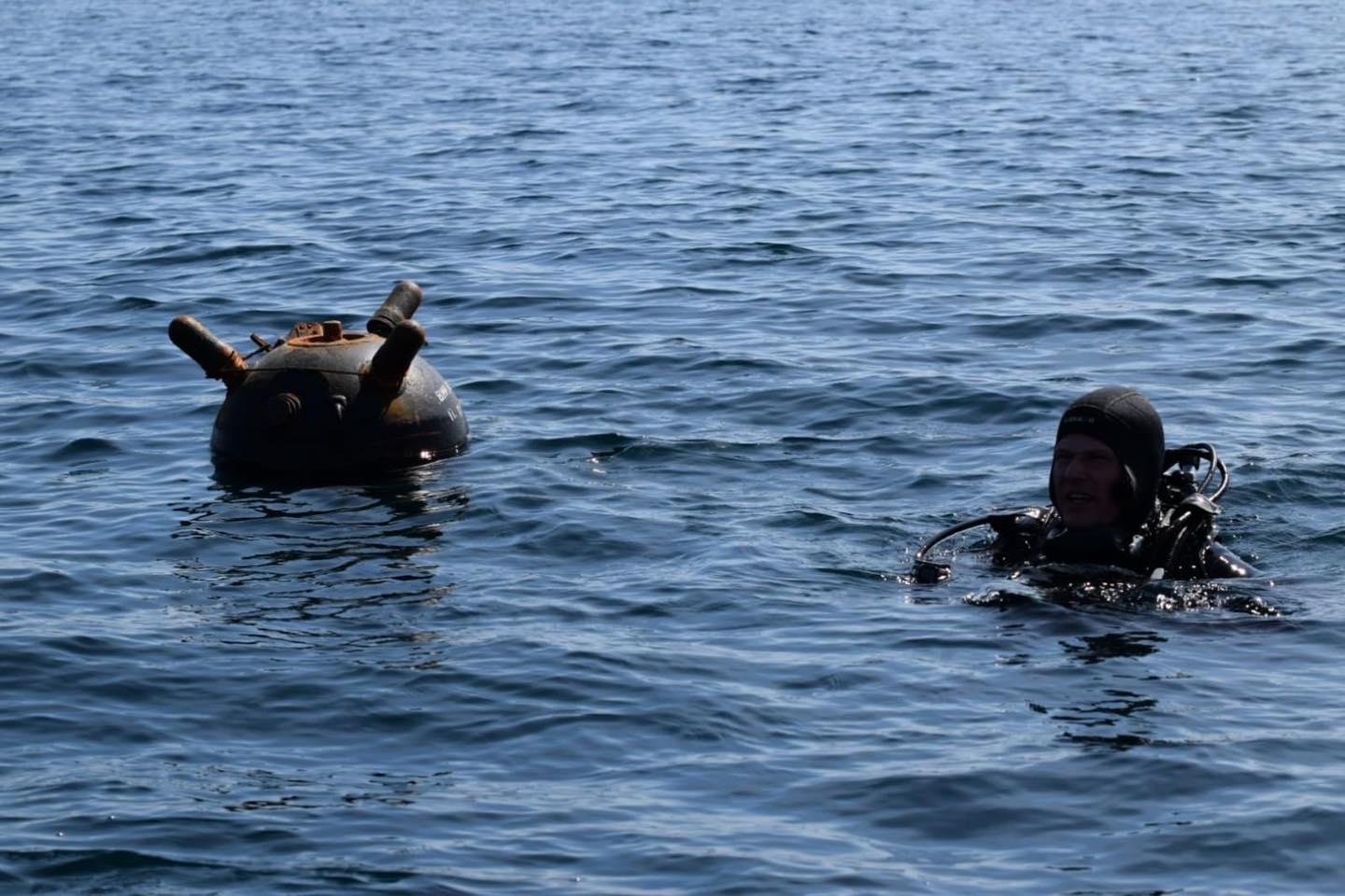 UPDATE | Presupusa mină marină ce plutea pe mare este de fapt un buștean! Forțele Navale Române își intensifică supravegherea în zona litoralului