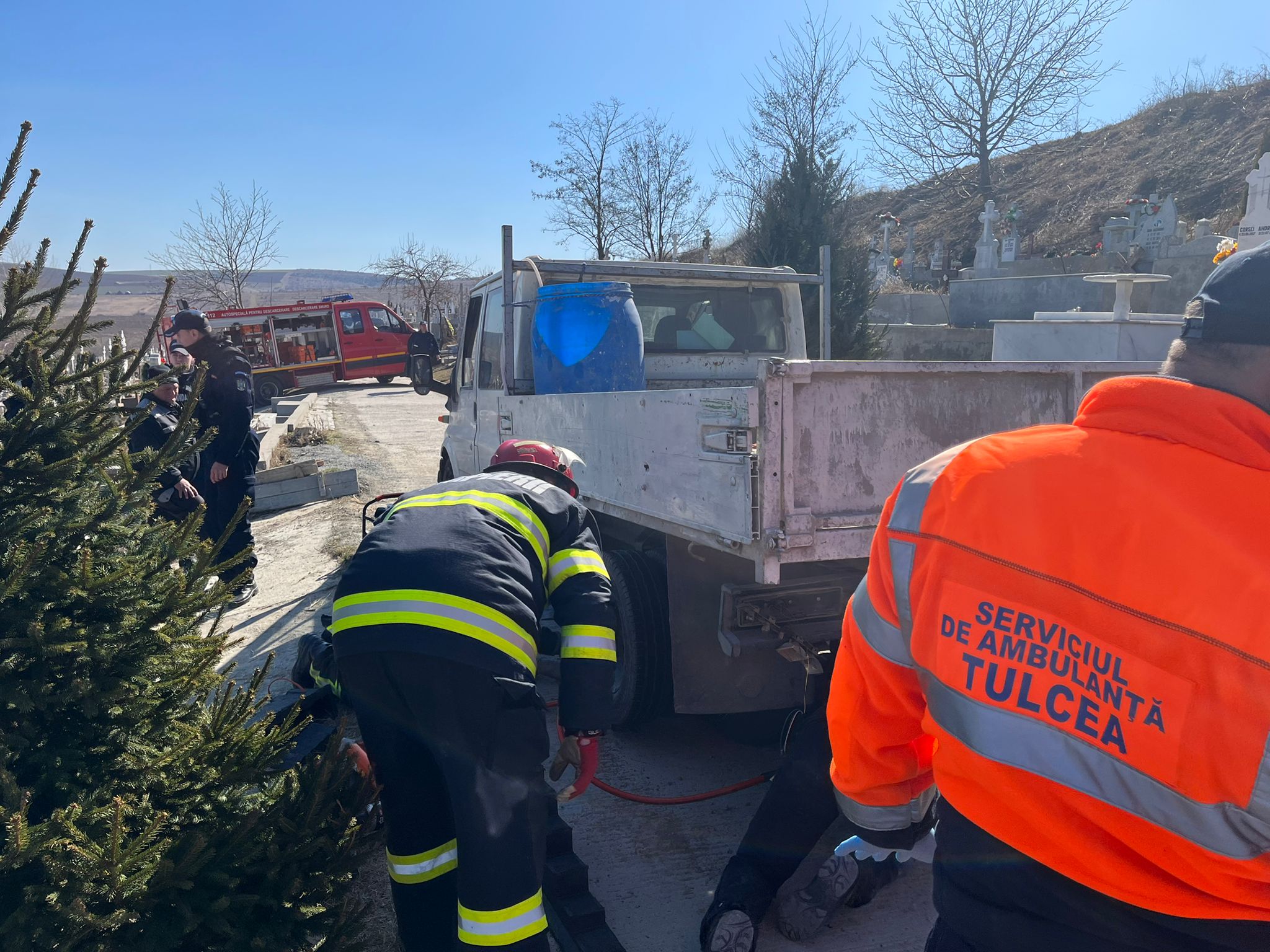 TULCEA: O persoană a fost prinsă sub o autoutilitară – FOTO