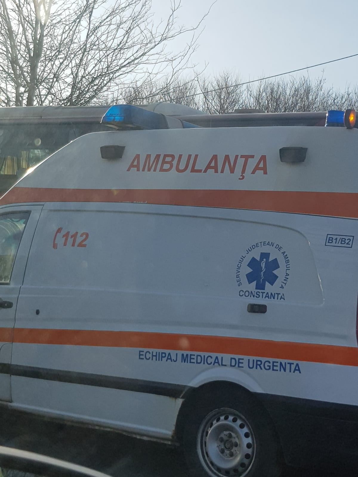 HÂRŞOVA: Un bărbat care s-a urcat pe un releu şi ameninţa că se aruncă, a murit după ce a căzut de la aproximativ 50 de metri înălţime