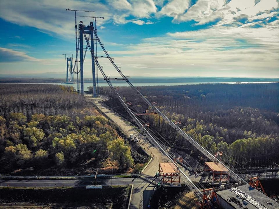 Podul suspendat Brăila – Tulcea: constructorii au dat asigurări că până la sfârşitul anului se va putea circula pe el