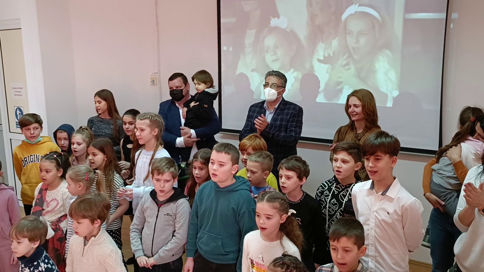 TULCEA: Spectacol oferit de copiii ucraineni mamelor refugiate