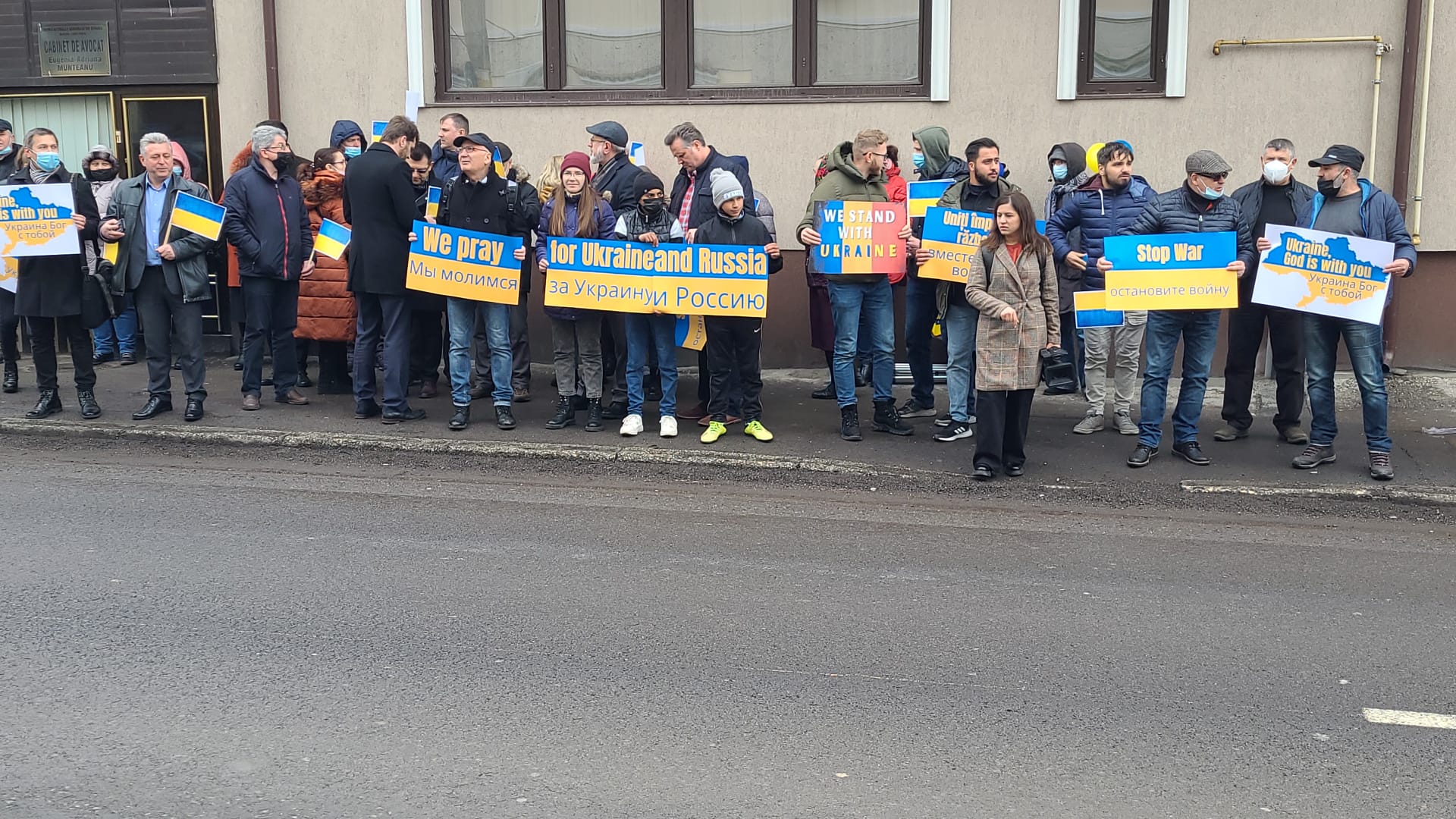 CONSTANŢA: Rugăciune în fața Consulatului General al Federației Rusiei