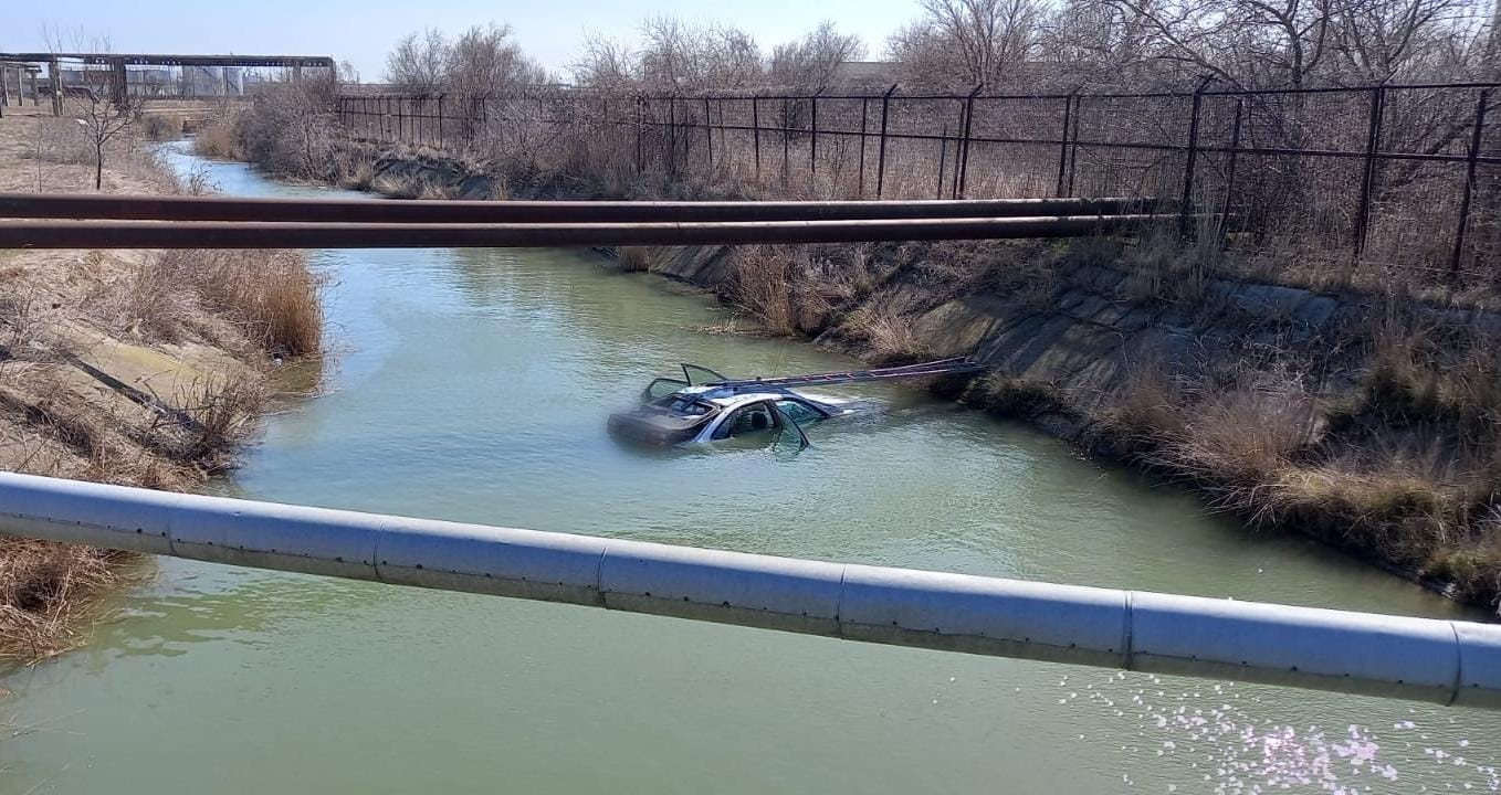 CONSTANŢA: O maşină cazută într-un canal cu apă, între Năvodari şi Corbu