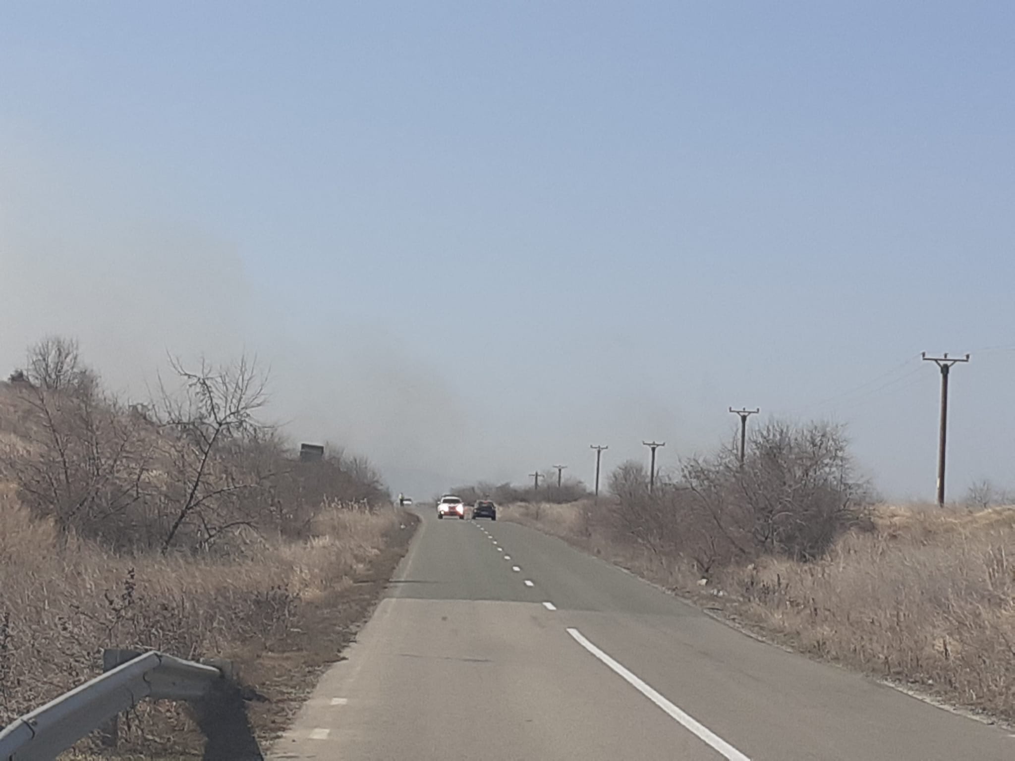 Acces auto restricţionat pe un drum judeţean, din cauza unui incendiu