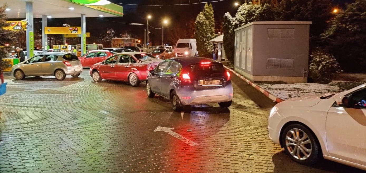 Şedinţă pe tema preţului la carburanţi. Premierul se întâlneşte cu miniştrii Energiei şi Economiei, cu şefii ANAF, ANPC şi al Consiliului Concurenţei
