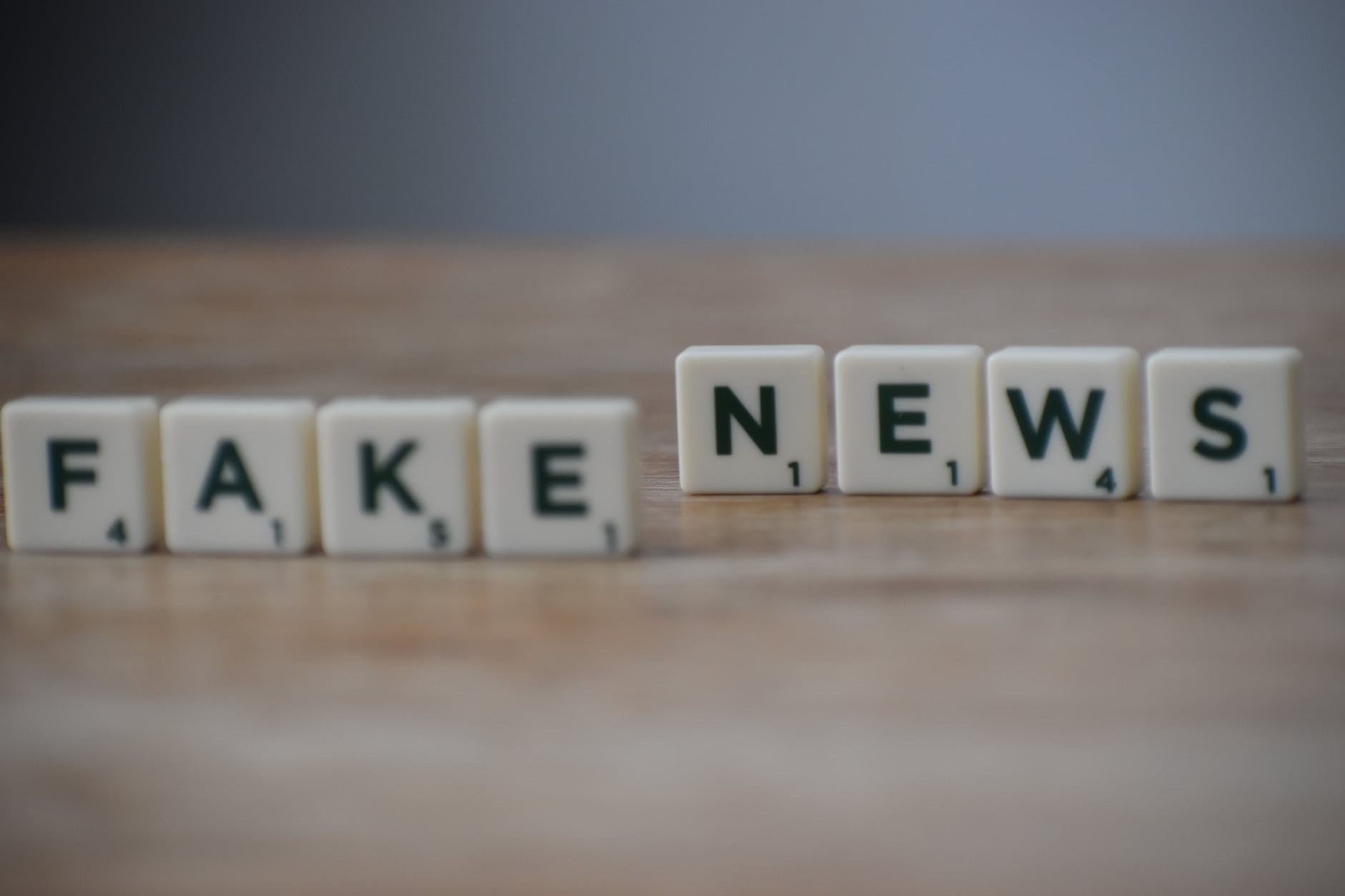 Armele războiului în care nu se trage nici un foc: inducerea aversiunii față de refugiați, mesajele alarmiste și fenomenul ”fake news”