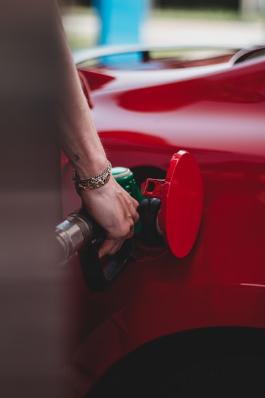 Preţul carburanţilor continuă să scadă