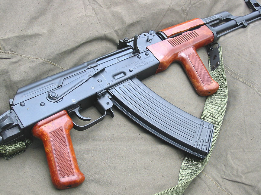CONSTANȚA: Pistol mitralieră şi muniţie sustrase prin violenţă de la un militar aflat în postul de pază