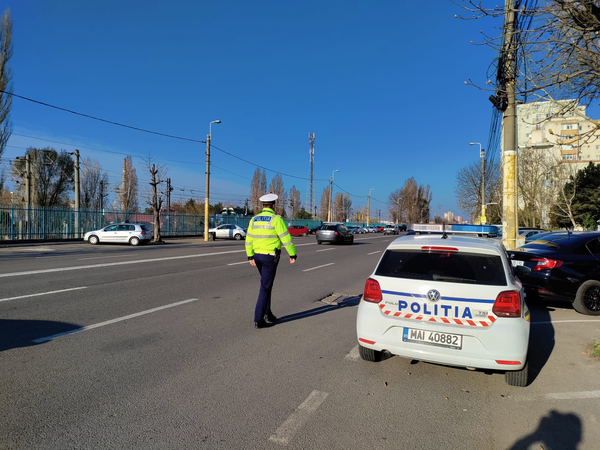 MAMAIA: Minoră surprinsă de polițiști la volanul unei mașini. Aceasta lua lecții de condus de la tatăl ei