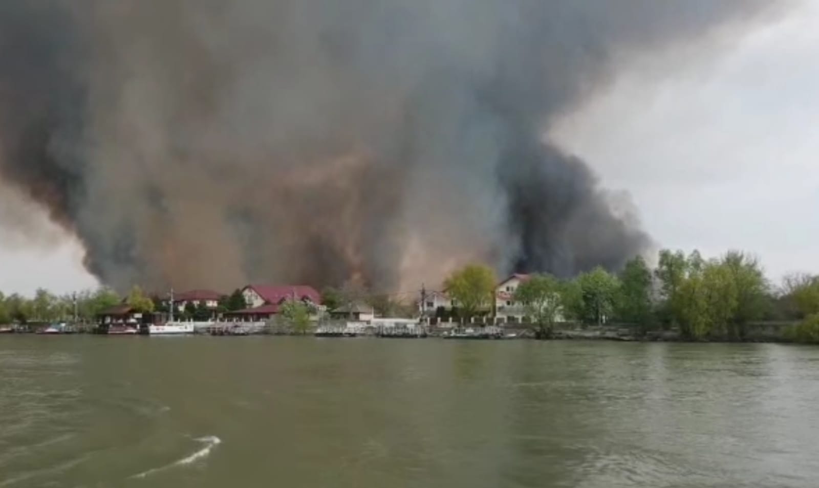 UPDATE – FOTO. Incendiu URIAȘ în zona localității tulcene Crișan