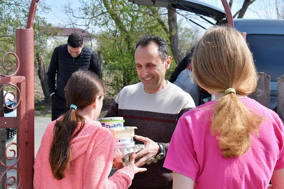 FOTO. Mai multe familii din Dulcești, Cotu Văii și Pecineaga au primit ajutoare din partea Ligii Ofițerilor Old Boys