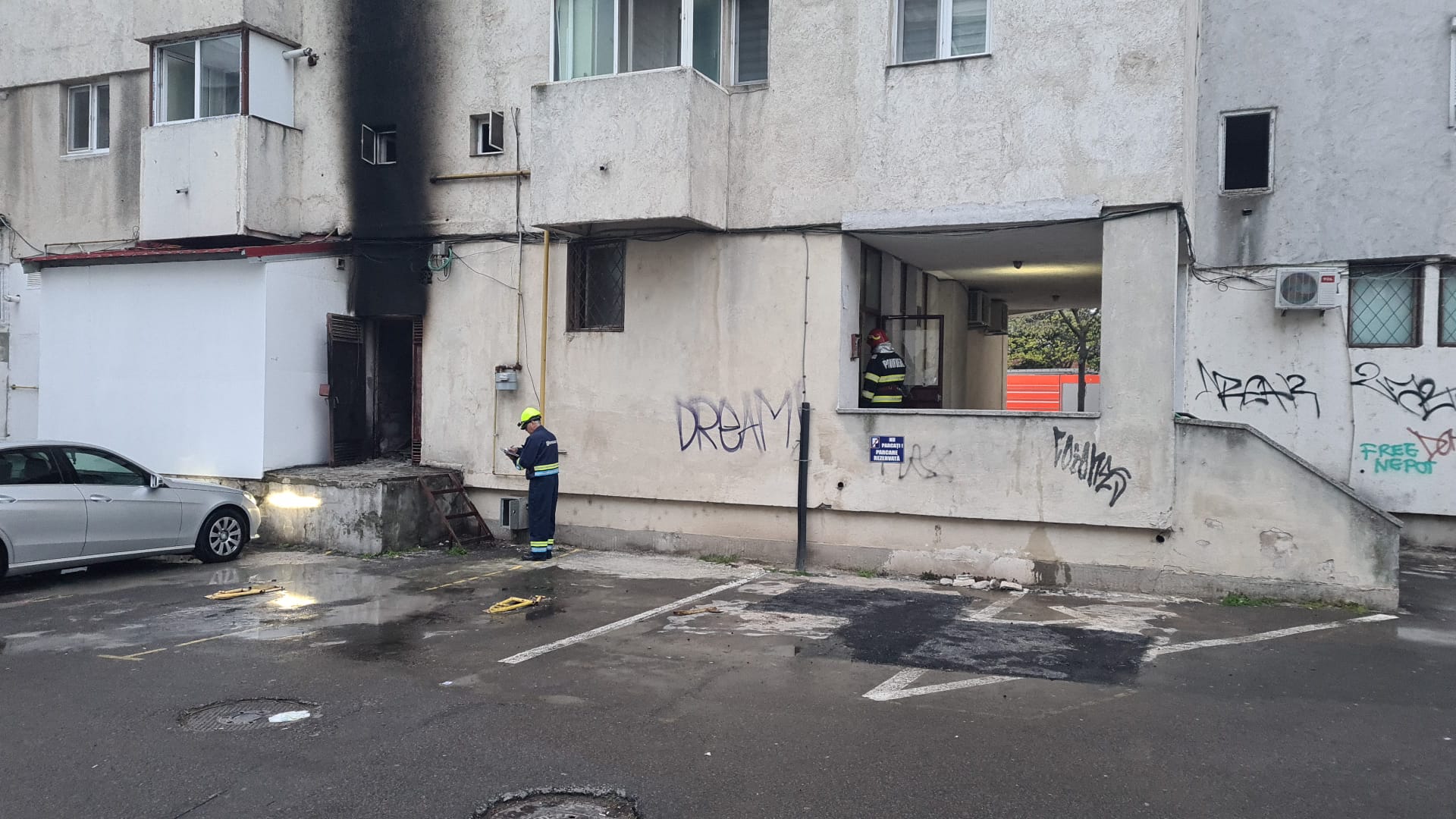CONSTANȚA/FOTO: Bloc de pe bulevardul Tomis evacuat în urma unui incendiu