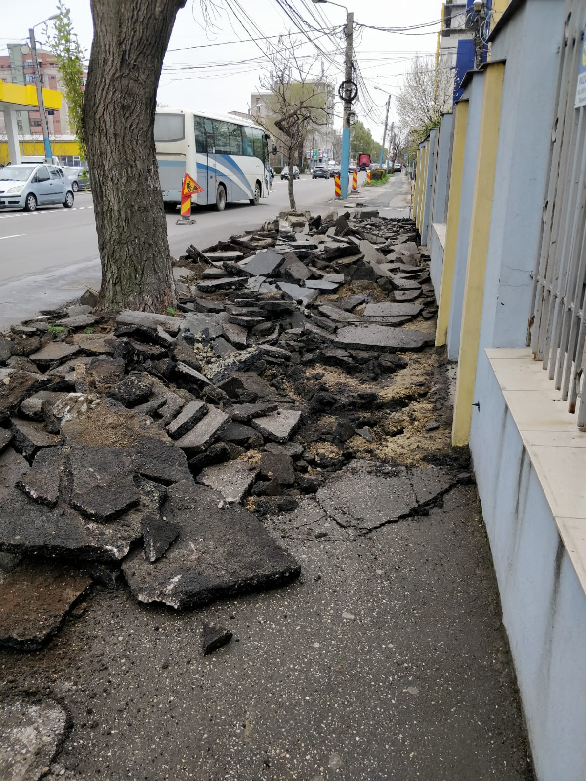 CONSTANŢA: Pe Şoseaua Mangaliei au început lucrările de modernizare a trotuarelor FOTO