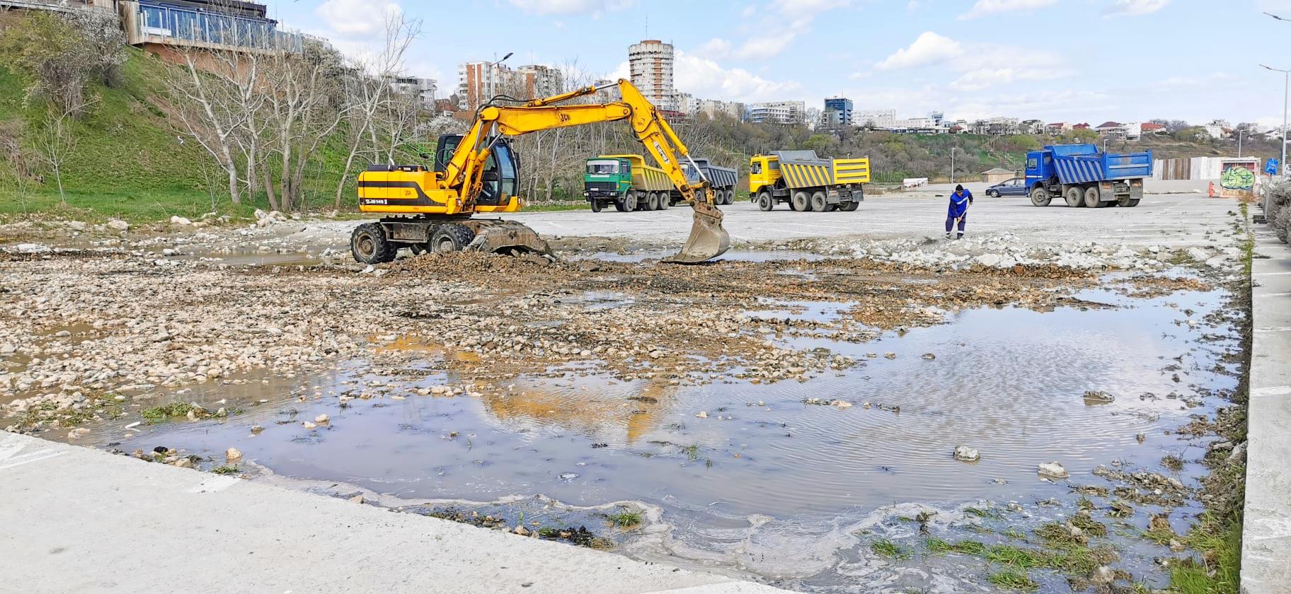 FOTO. Au început lucrările de reamenajare a parcării de lângă plaja Modern
