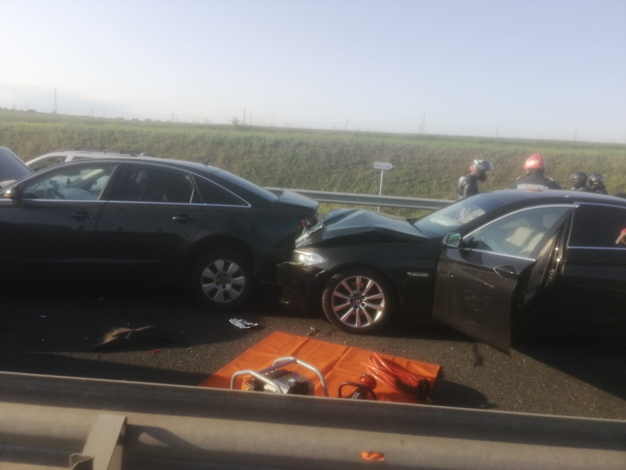 FOTO: Patru persoane rănite într-un carambol rutier produs pe A2