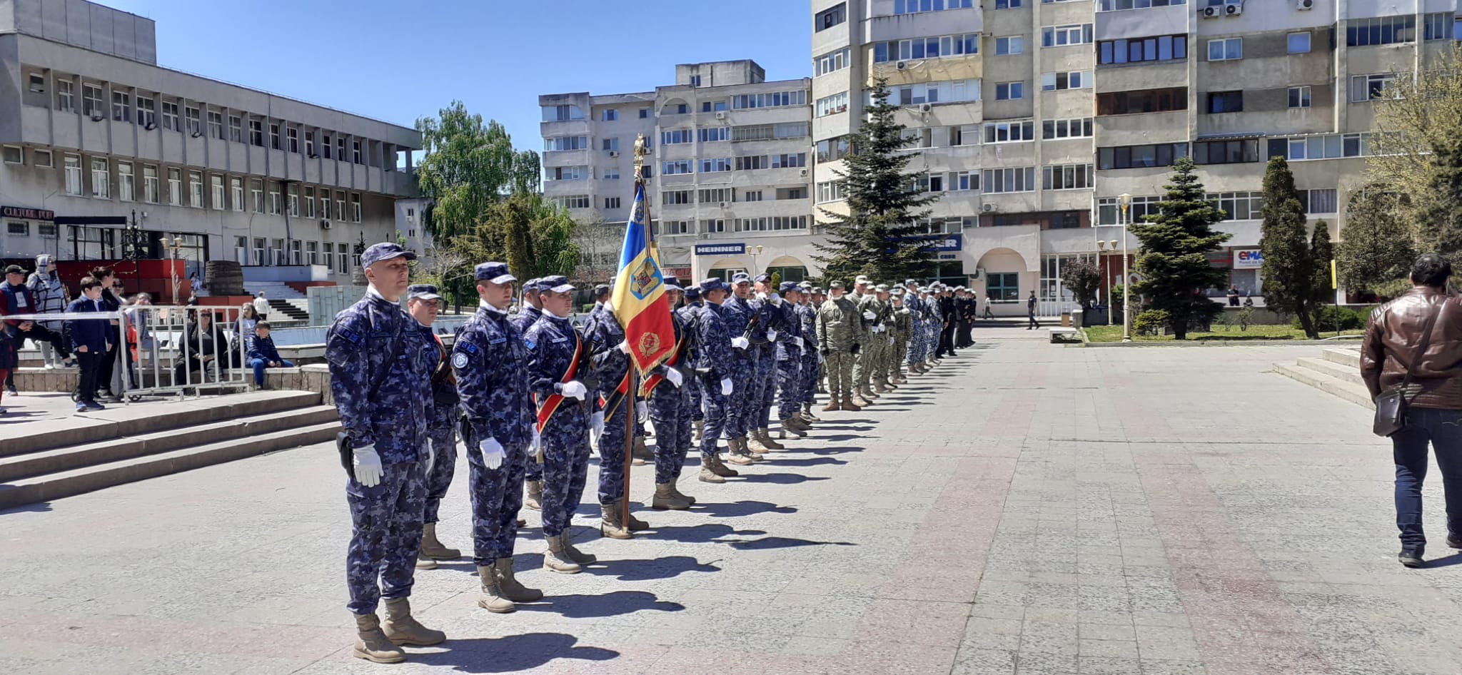 CONSTANȚA/FOTO: 9 Mai, zi cu triplă semnificație. Paradă militară pe bulevardul Alexandru Lăpușneanu