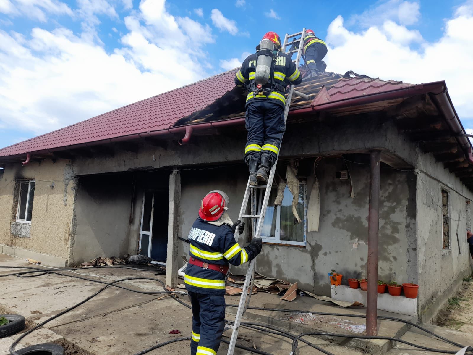 Județul TULCEA/FOTO: Casă cuprinsă de flăcări