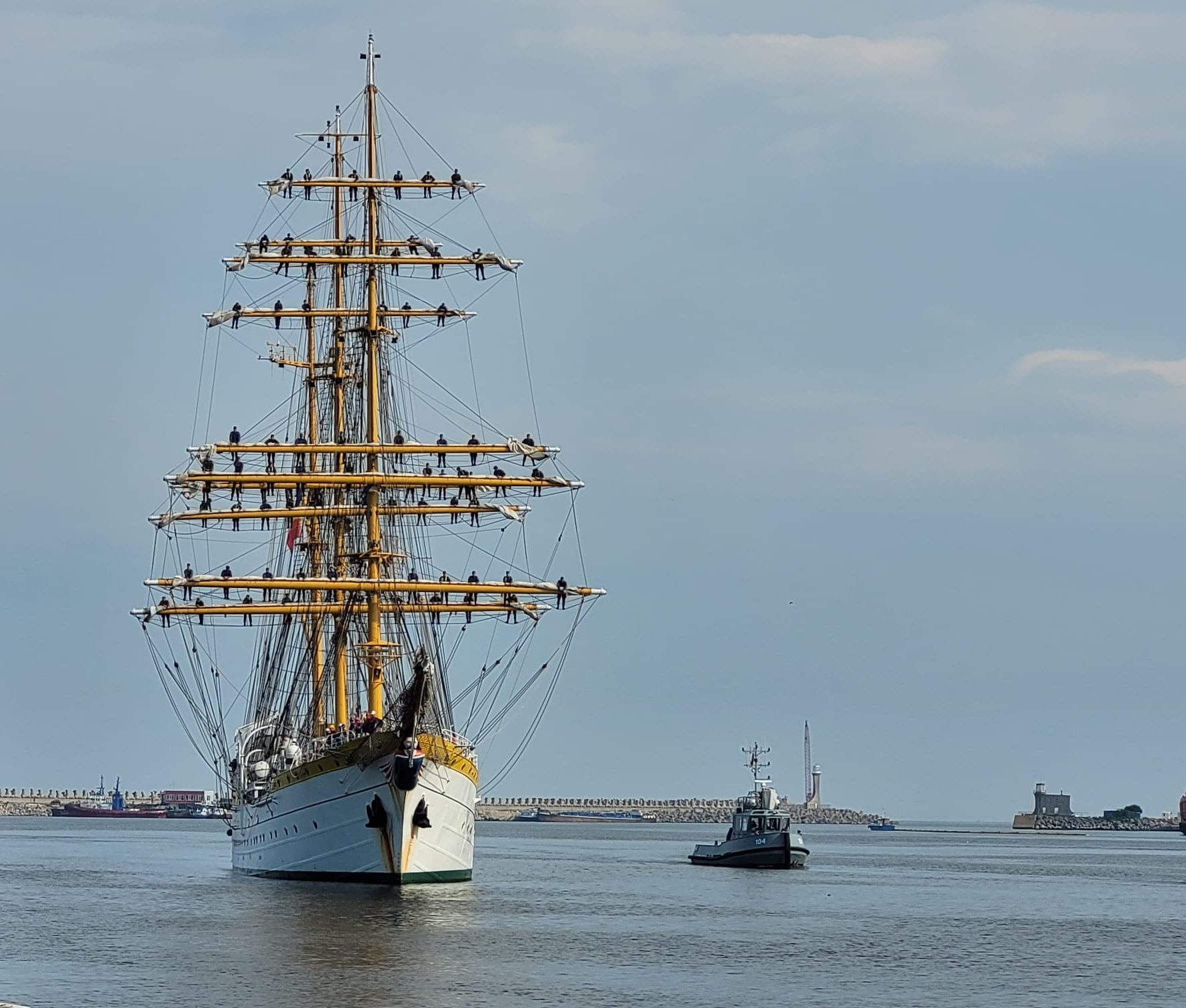 Nava simbol a Forţelor Navale Române, bricul ”Mircea”, acostează în Portul Taranto