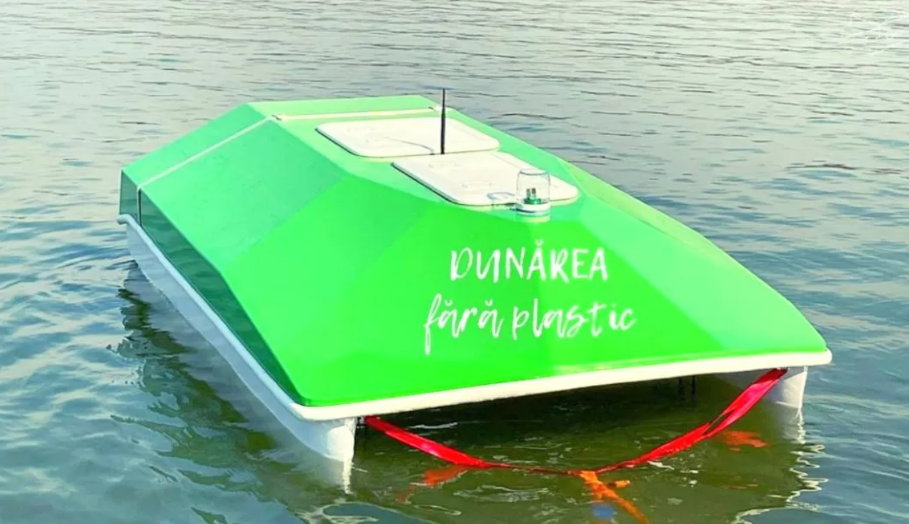 TULCEA: Catamaran care adună deşeuri plutitoare