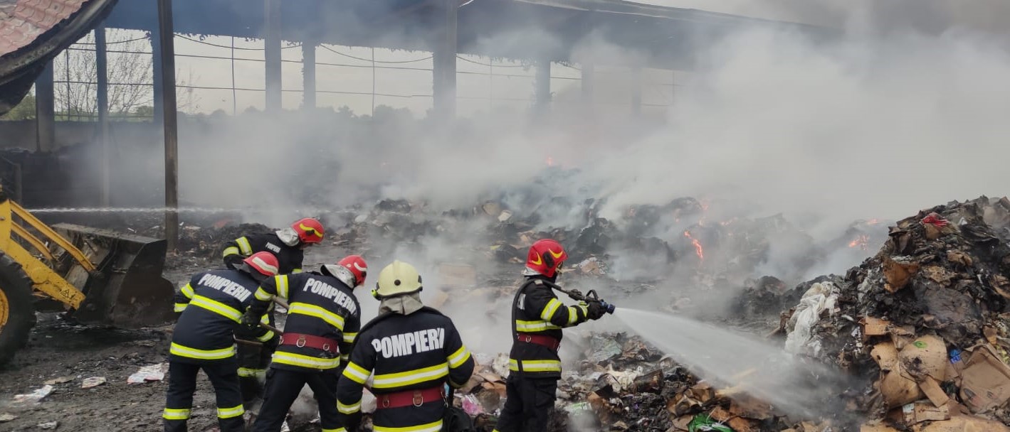 CONSTANŢA: Incendiu la un depozit de deşeuri din Techirghiol