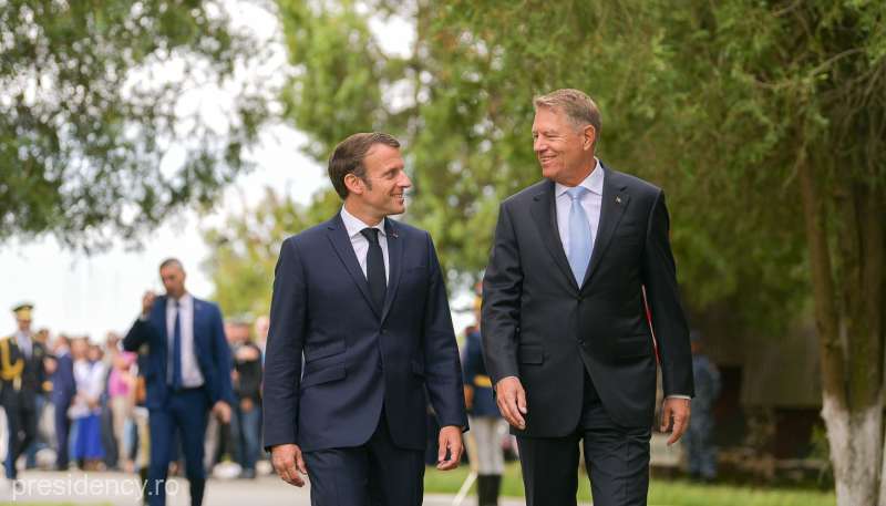 Preşedintele Franţei – primit oficial de şeful statului român, la Baza Kogălniceanu