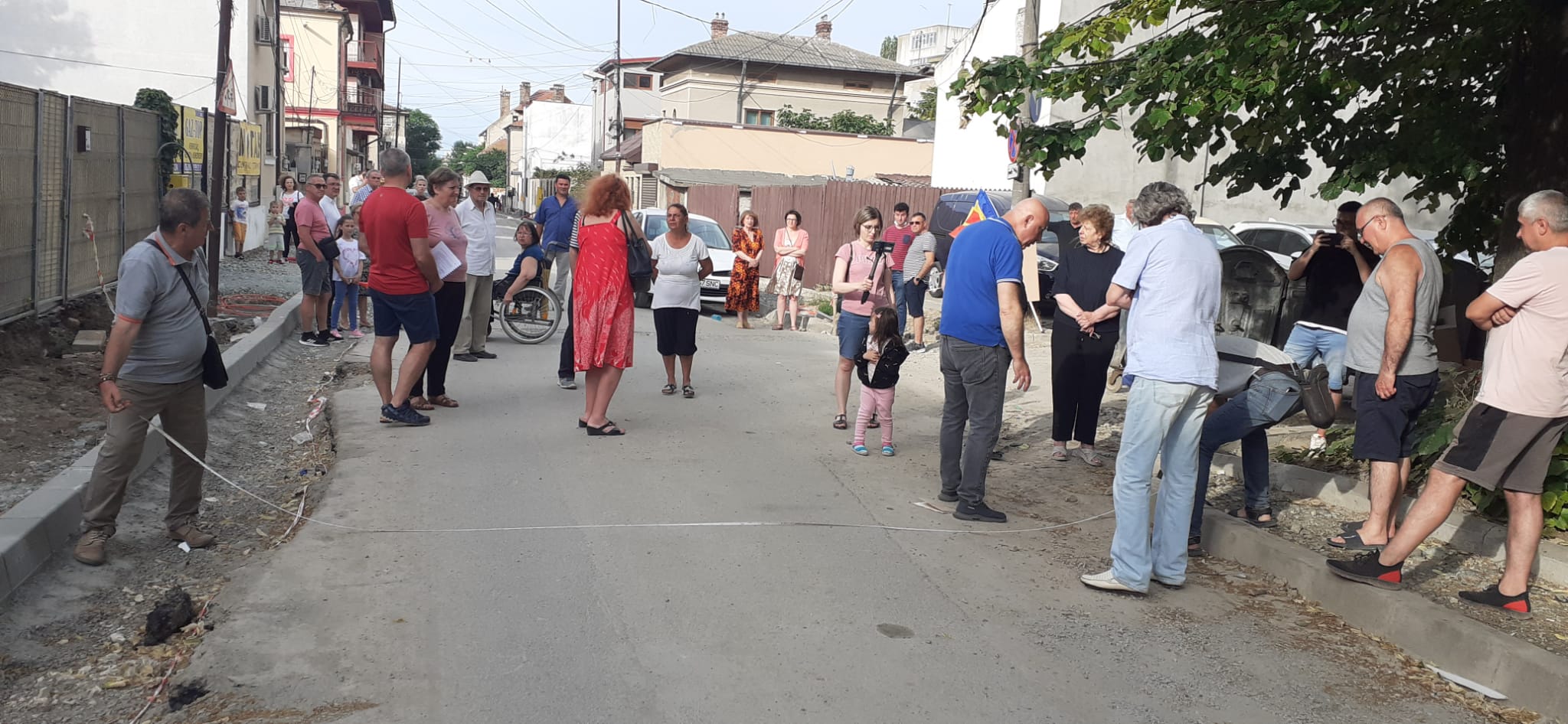 CONSTANŢA: Mai multe persoane protestează pe strada Cuza Vodă. Oamenii sunt nemulțumiți de modificările de trafic rutier ce vor fi implementate în zonă