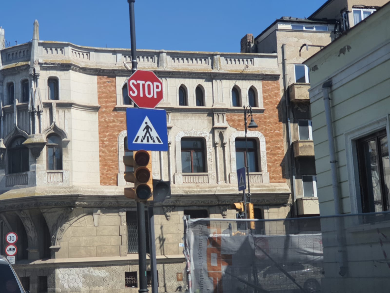 ATENȚIE ȘOFERI!!! Semaforul dintr-o intersecție importantă din Constanța NU FUNCȚIONEAZĂ