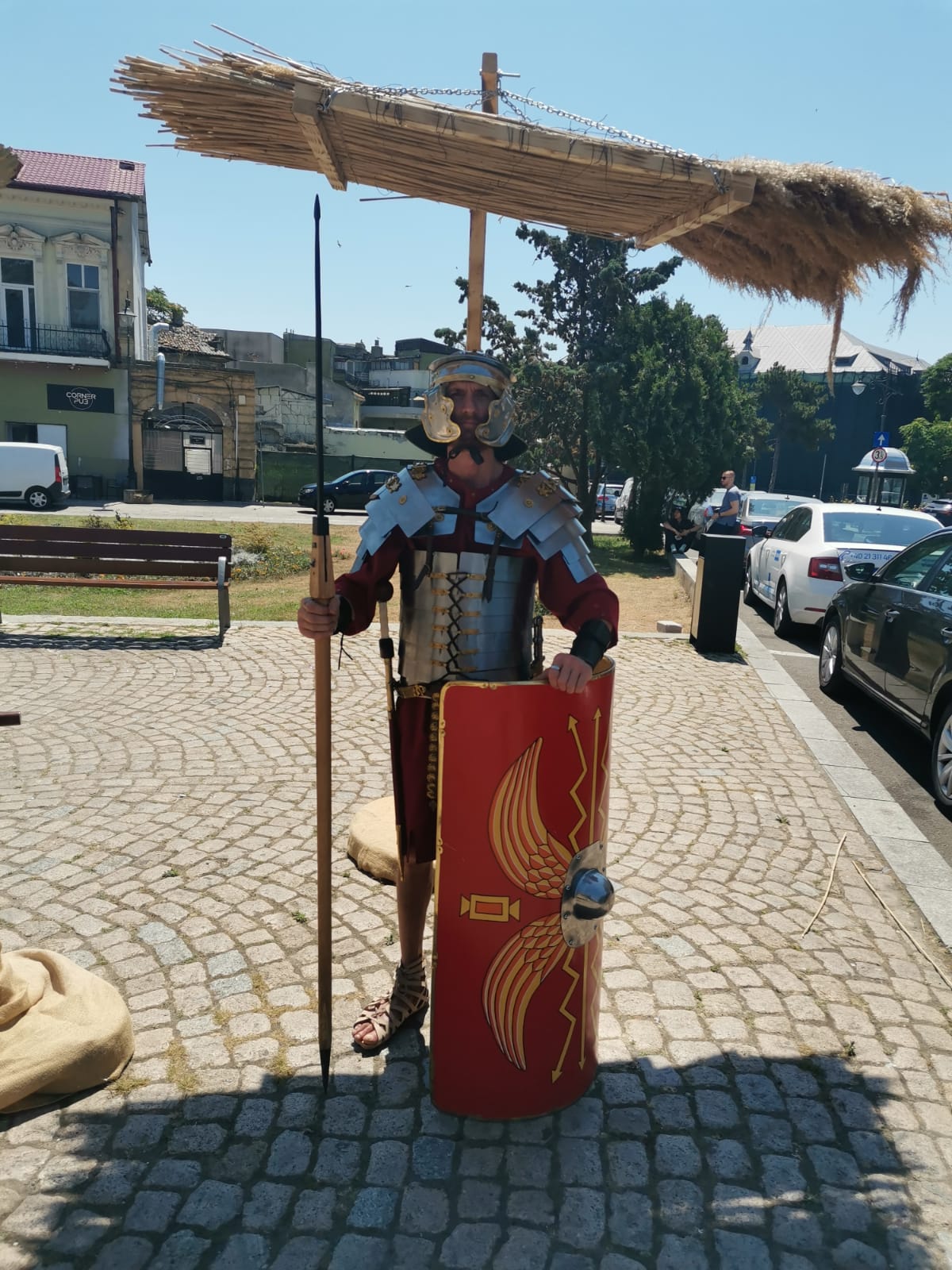 CONSTANȚA: Atracţie inedită pentru turişti – ceremonial de schimbare a gărzii de onoare la statuia Lupa Capitolina