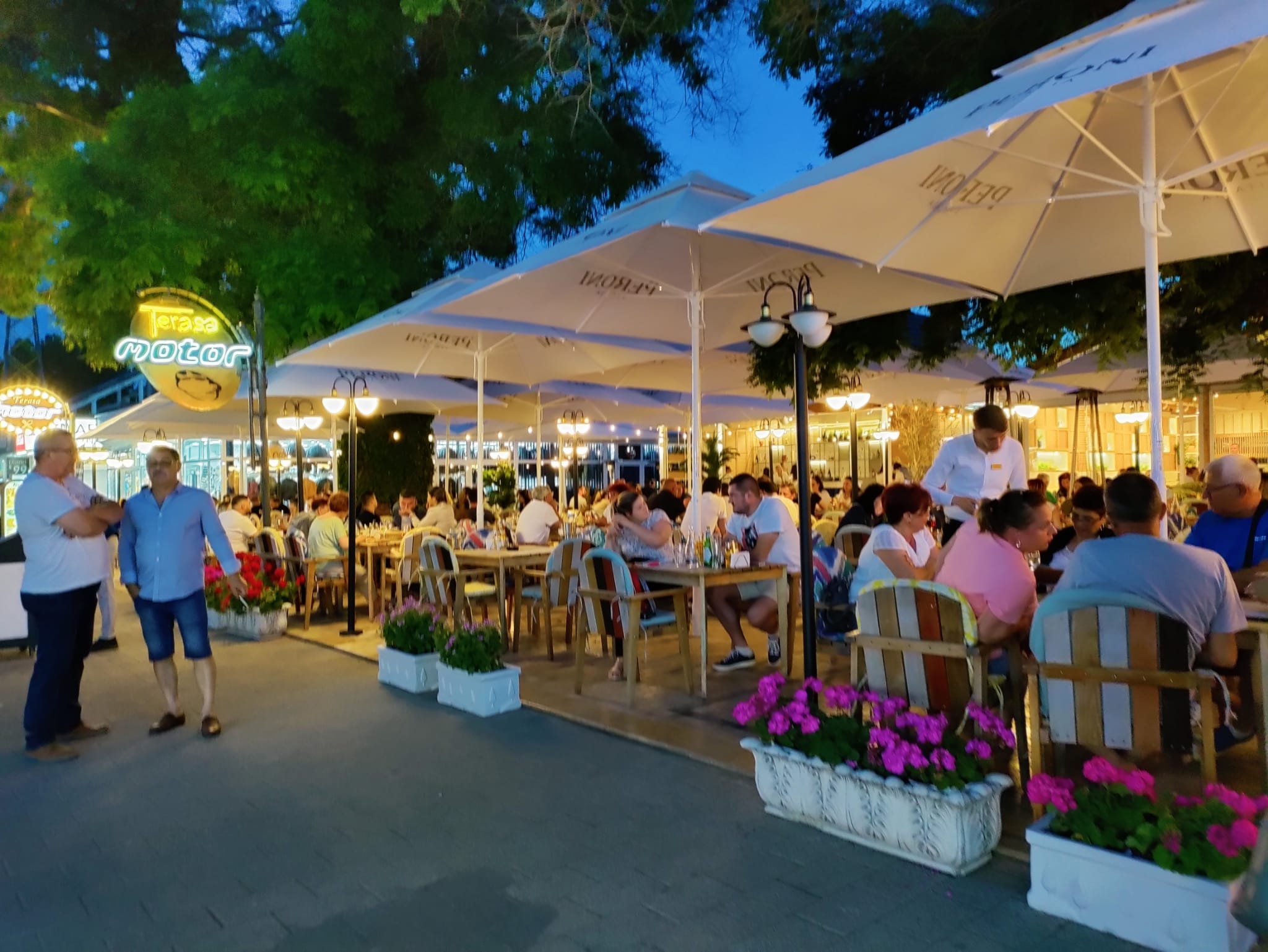 FOTOREPORTAJ. Constănțenii și turiștii au ieșit la plimbare în Satul de Vacanță și stațiunea Mamaia