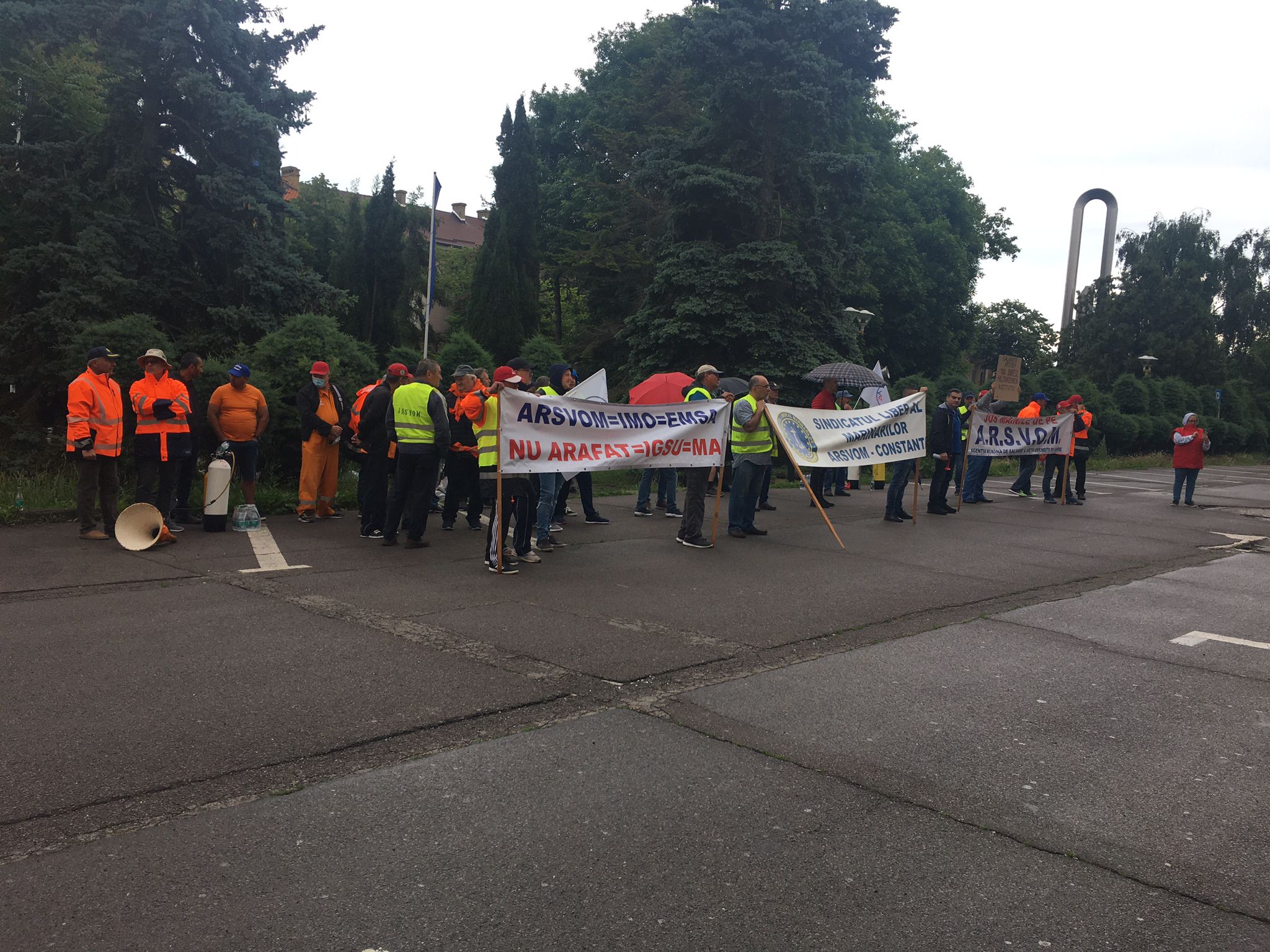 CONSTANŢA: Angajaţii ARSVOM au protestat în această dimineaţă, fața Prefecturii