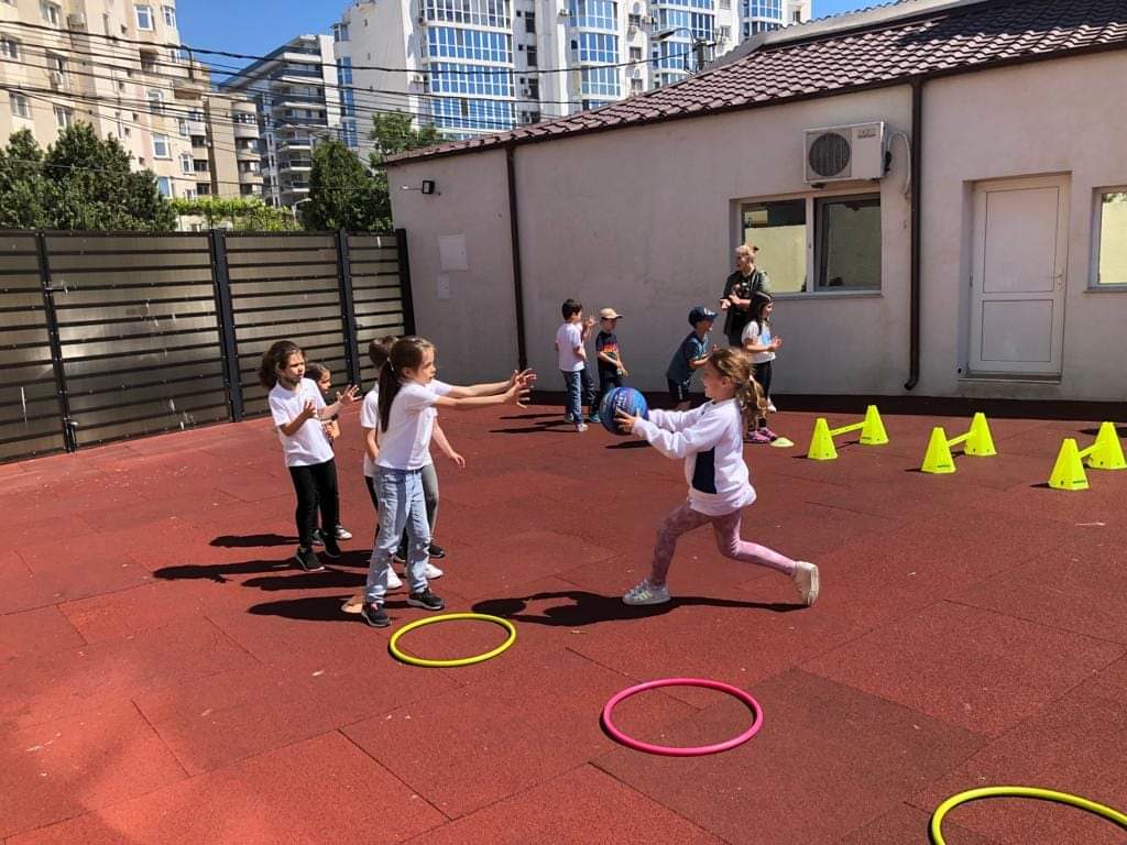 REPORTAJ | De ce visăm să fim adulți, dar când ajungem acolo vrem să redevenim copii (AUDIO)