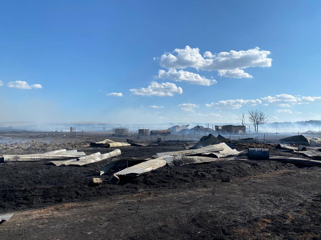 TULCEA: Zeci de hectare de vegetaţie uscată, afectate de un incendiu, în zona Poligonului Babadag. O fermă a fost cuprinsă de flăcări UPDATE