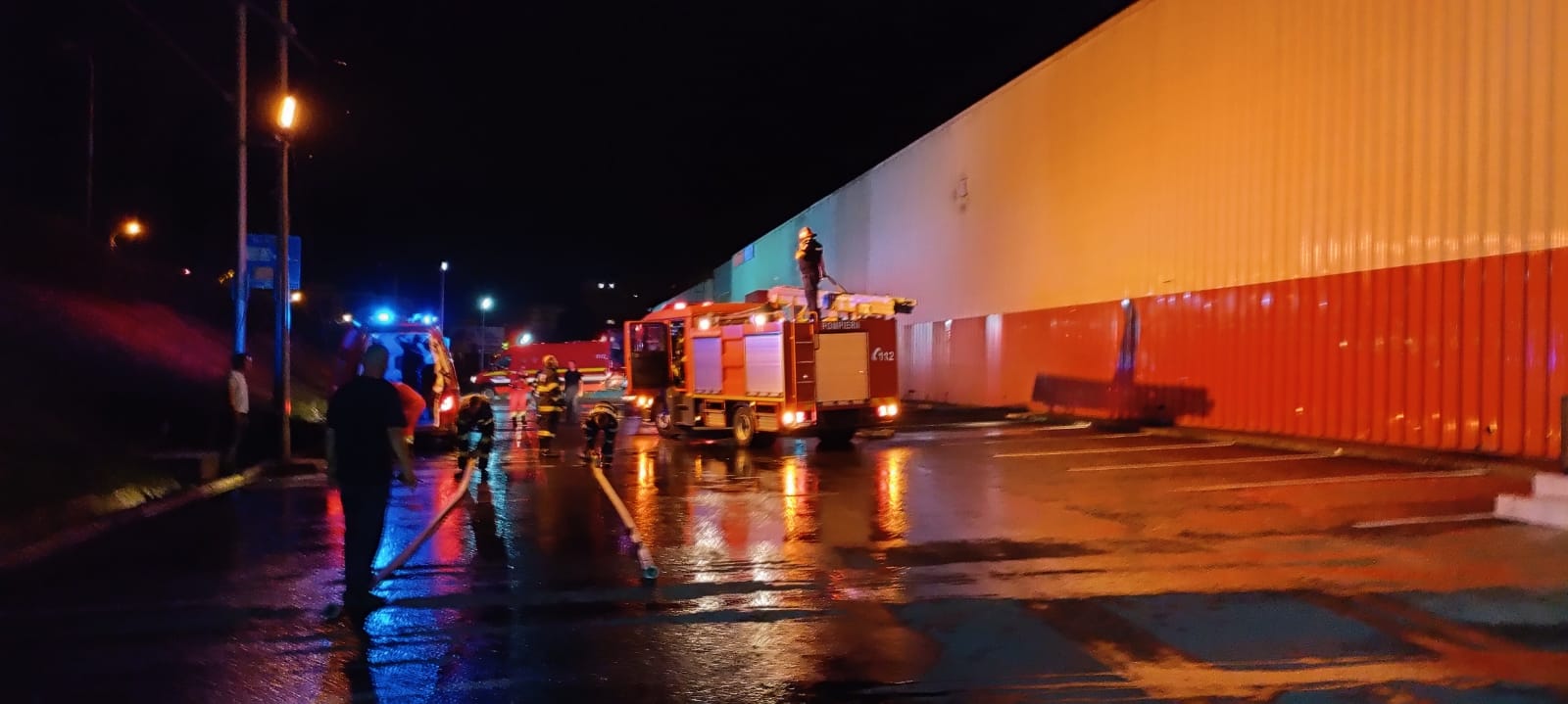 FOTO/VIDEO. Exercițiu al pompierilor în parcarea unui mall din Km 4-5