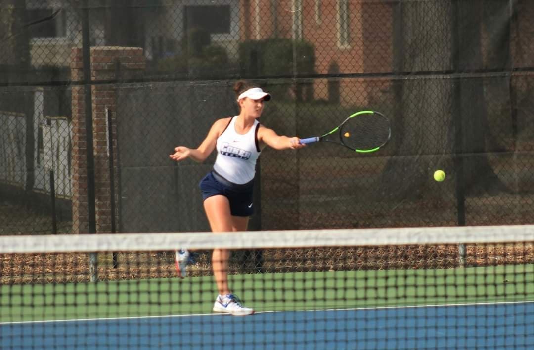 Români cu care ne mândrim. Constănțeanca Jessica Bînzari este studentă în anul al II-lea la Coker University (SUA). Ea joacă tenis și este prima rachetă în echipa Universității