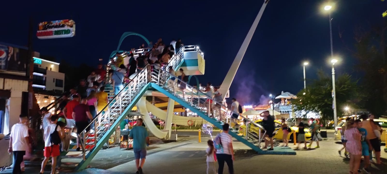 FOROREPORTAJ. Deși sunt mai puțini turiști, stațiunea Mamaia a fost plină sâmbătă seara