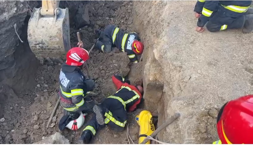 Două persoane din localitatea Castelu, prinse sub un mal de pământ