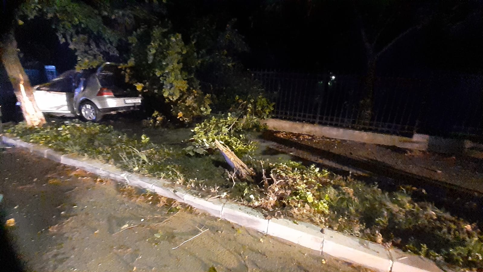 HÂRȘOVA/FOTO: O persoană a decedat în autoturismul cuprins de flăcări în urma unui accident rutier
