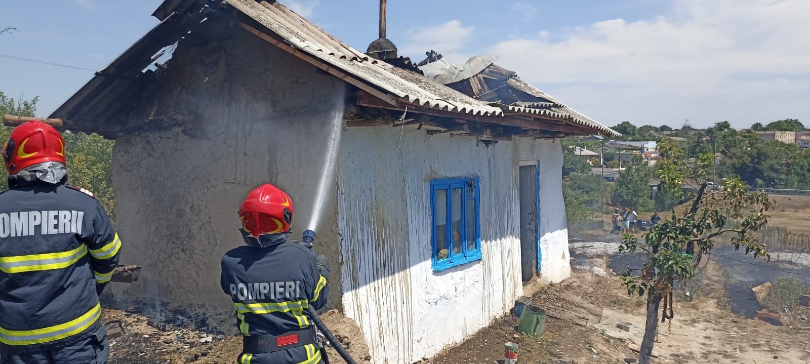 TULCEA/FOTO: Casă cuprinsă de flăcări. O femeie a avut nevoie de îngrijiri medicale