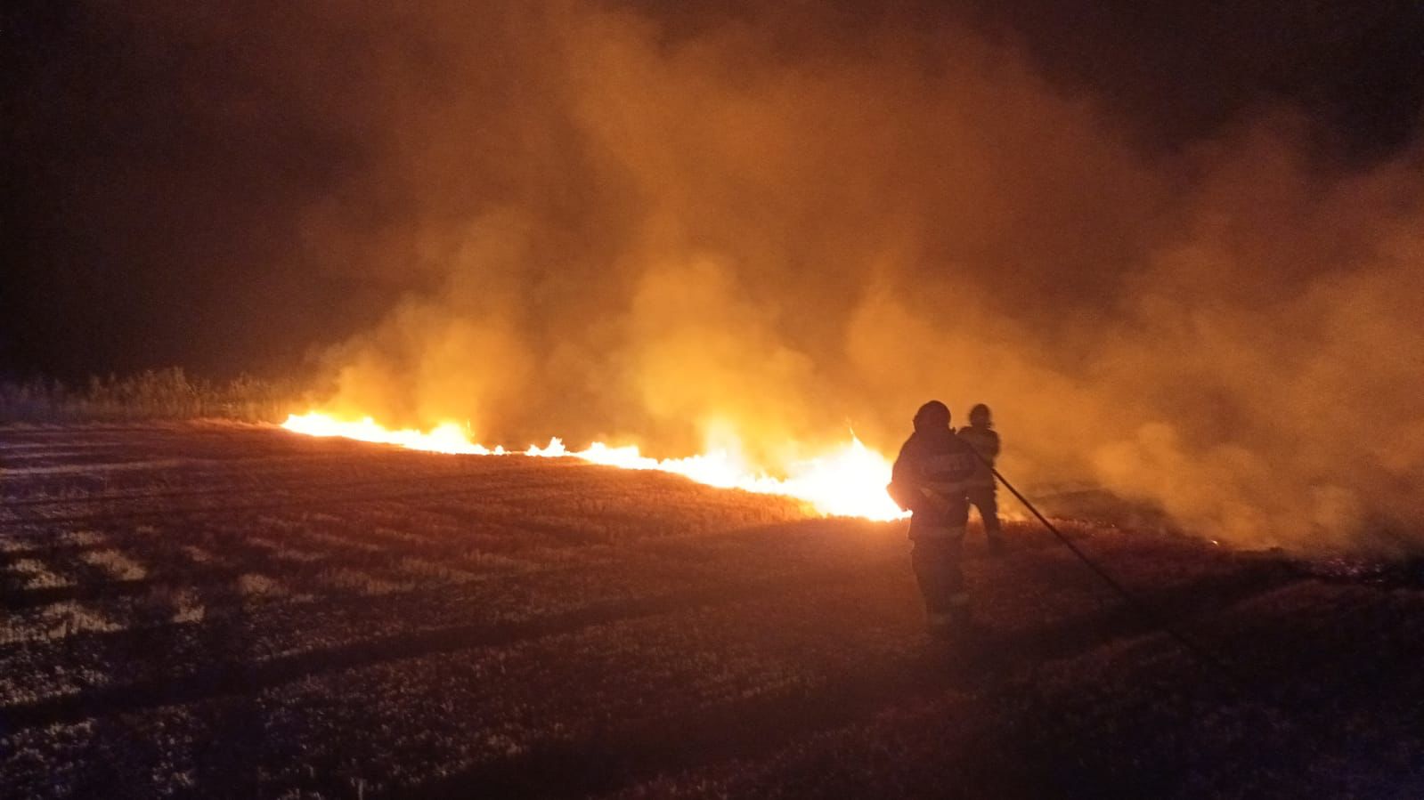 Județul TULCEA/FOTO: 400 de hectare de miriște, în flăcări. Care a fost cauza incendiului
