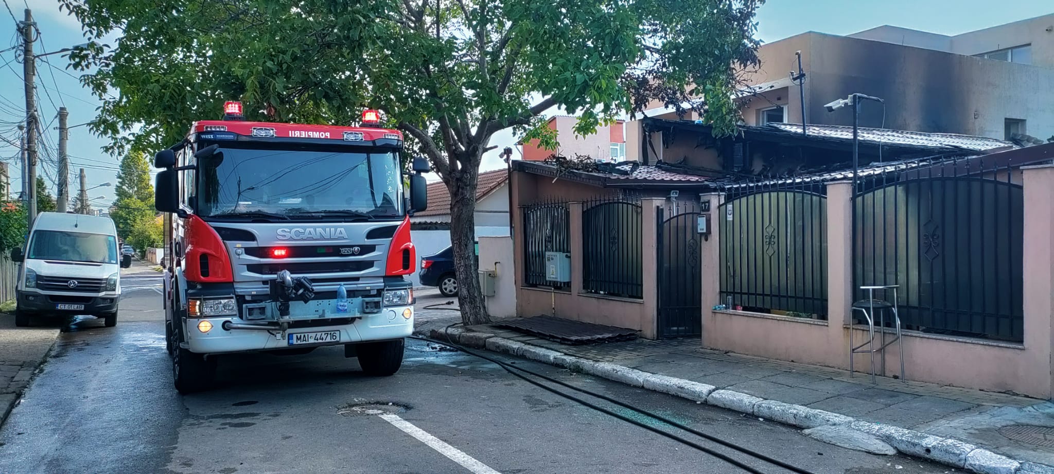CONSTANȚA/FOTO: Trei case distruse de un incendiu violent. Cauza probabilă – un aparat de aer condiționat