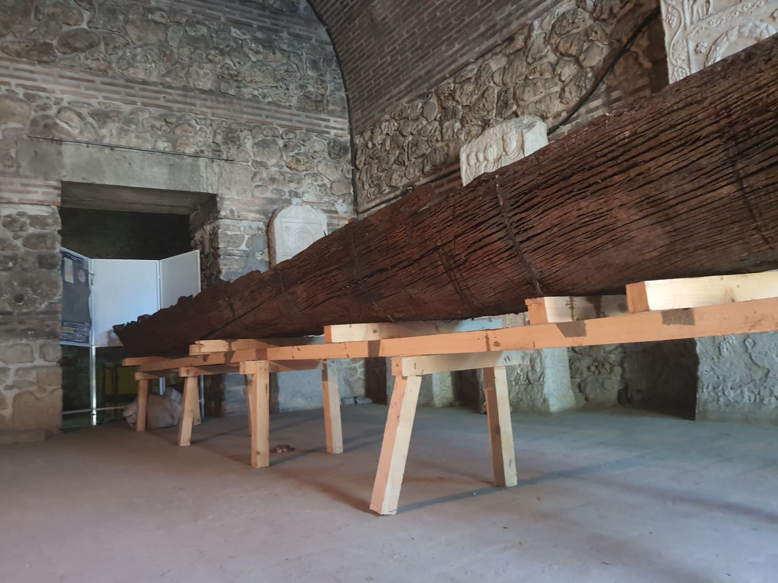 FOTO: Monoxila veche de 4000 de ani, descoperită pe Dunăre, va putea fi văzută de public