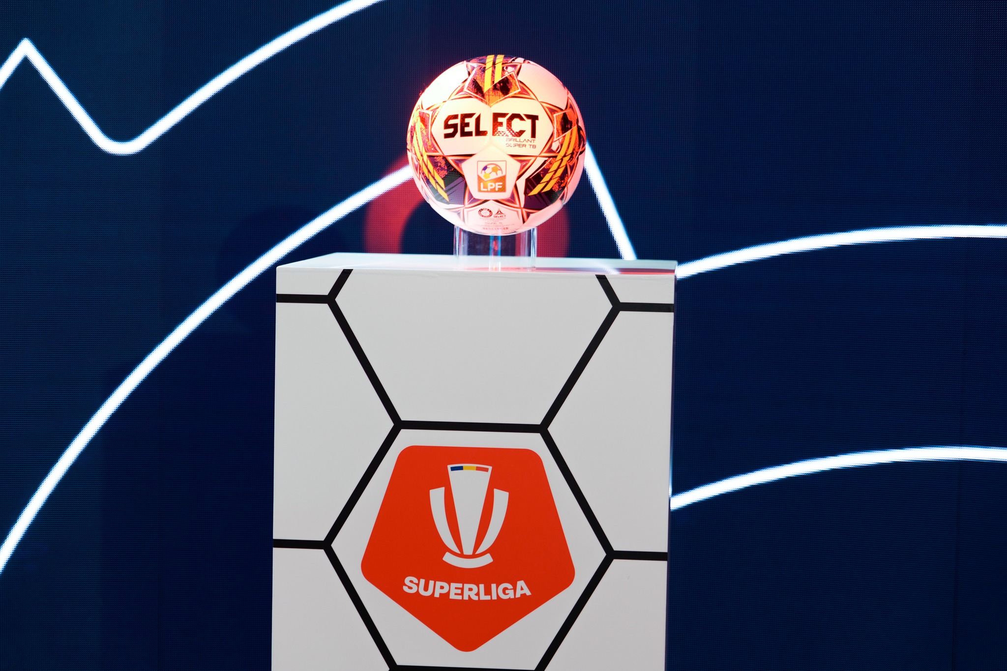 Vineri începe campionatul Superligii de fotbal