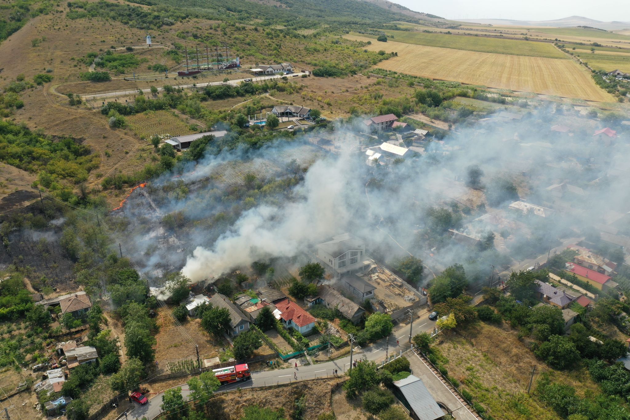 TULCEA: Incendiu de vegetaţie extins la mai multe gospodării, în localitatea Mahmudia
