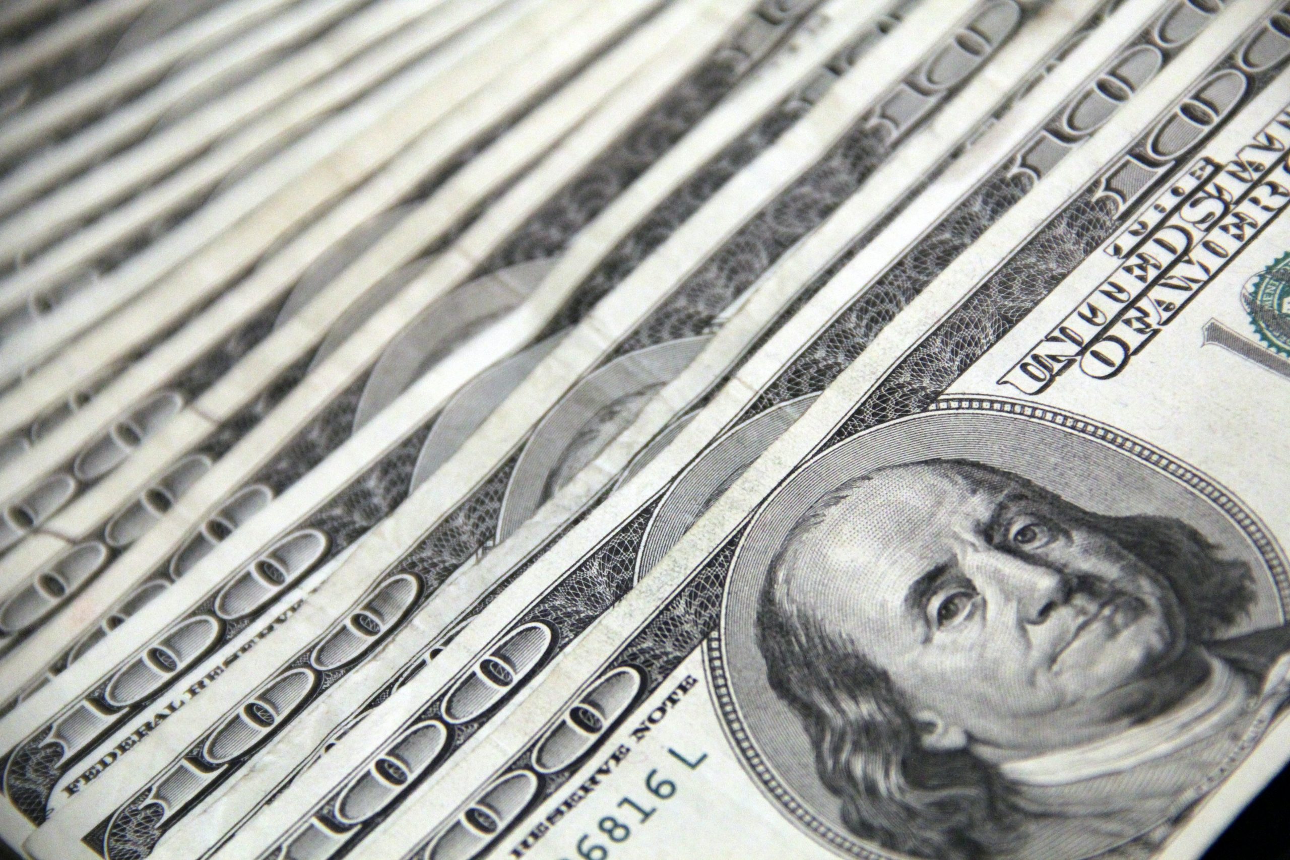 Dolarul american a depăşit pragul de 5 lei