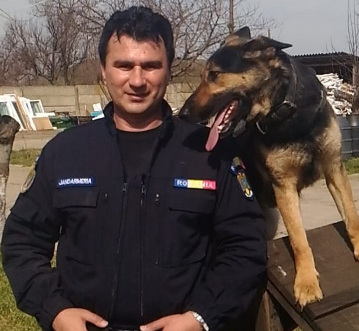 Rebada, câinele de nota 10 al Jandarmeriei constanţene, şi instructorul său ies la pensie