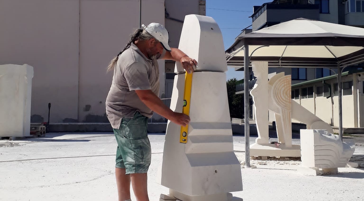 CONSTANŢA: Sculpturi uriaşe, din calcar alb, expuse la Ovidiu FOTO