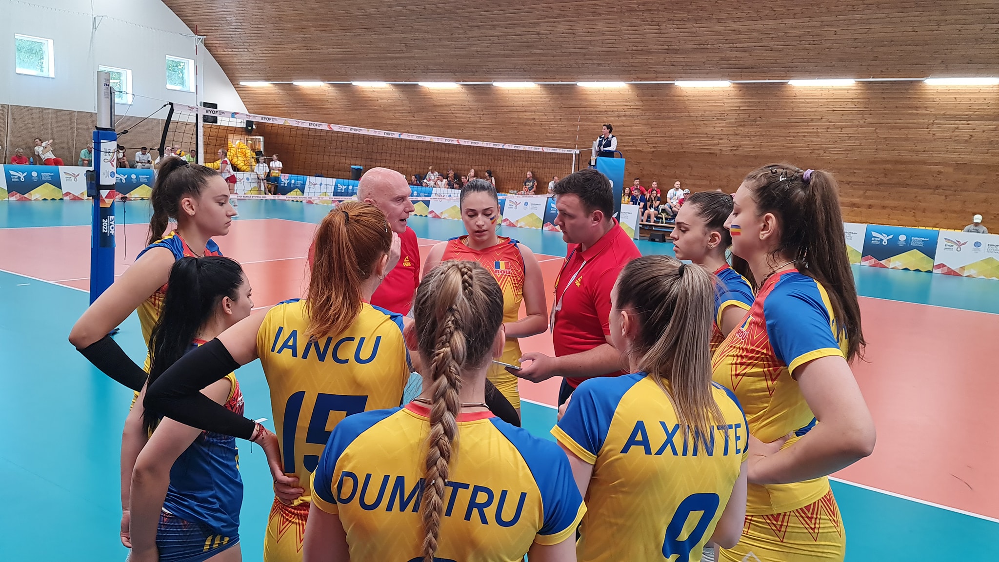 Echipele feminine de handbal şi volei ale României au debutat cu stângul la FOTE