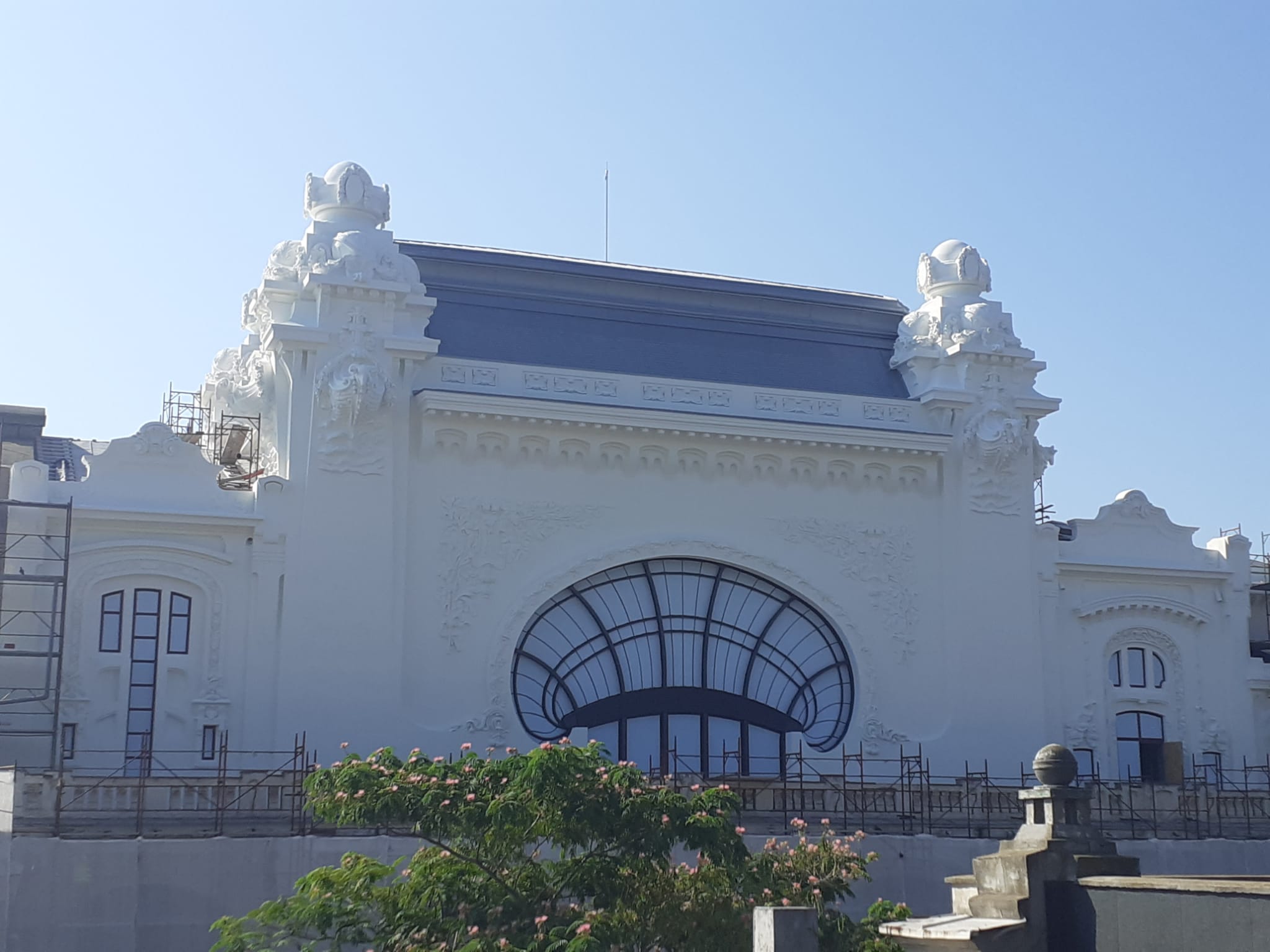 Cazinoul din Constanța – fațada clădirii este vizibilă publicului. Lucrările de reabilitare continuă
